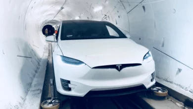 Tesla в тоннеле Boring Company со специальным механизмом на колесах, который позволяет машине ездить по рельсам