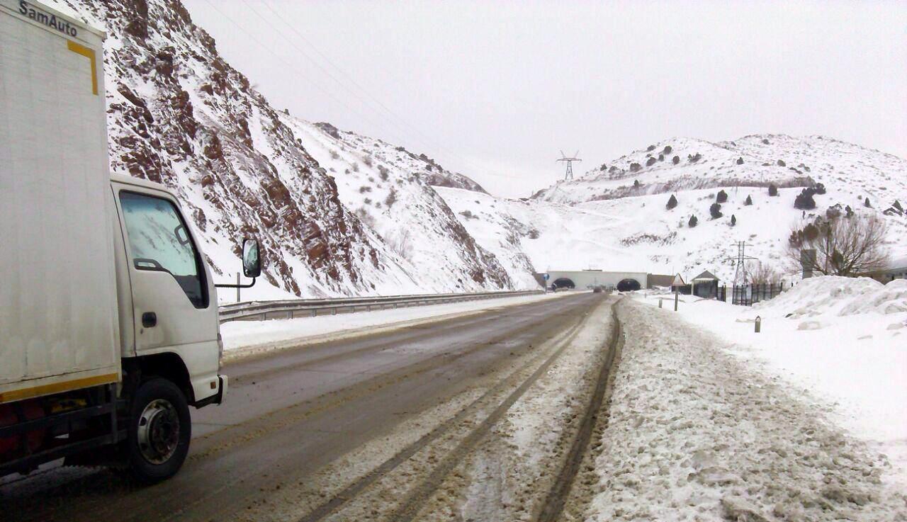 Дорога на перевале Камчик - снег на перевале по трассе Ташкент-Ош