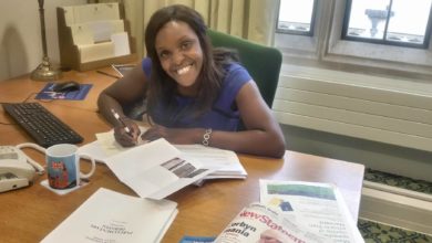 Фиона Онасанья на рабочем месте