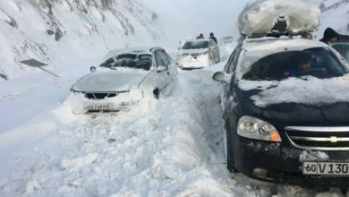 машины под снегом на перевале Камчик