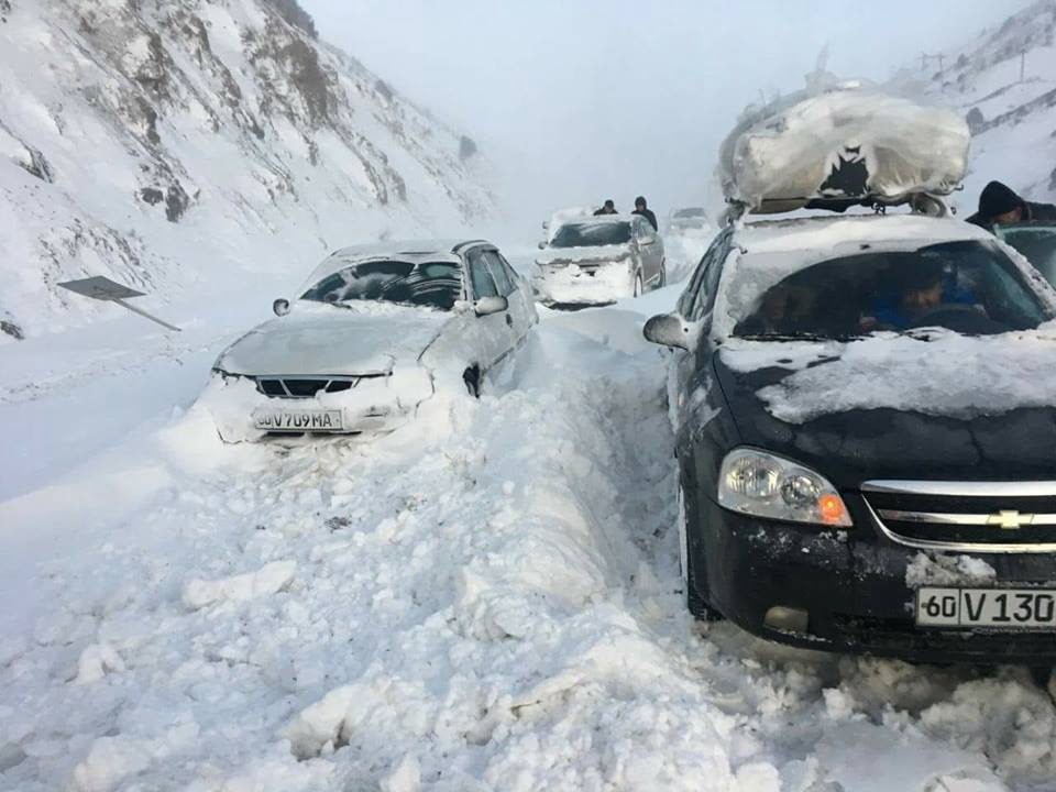машины под снегом на перевале Камчик