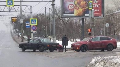 Где-то в космосе летает Tesla. А в России ее буксирует старая «Волга» Волга буксирует Tesla