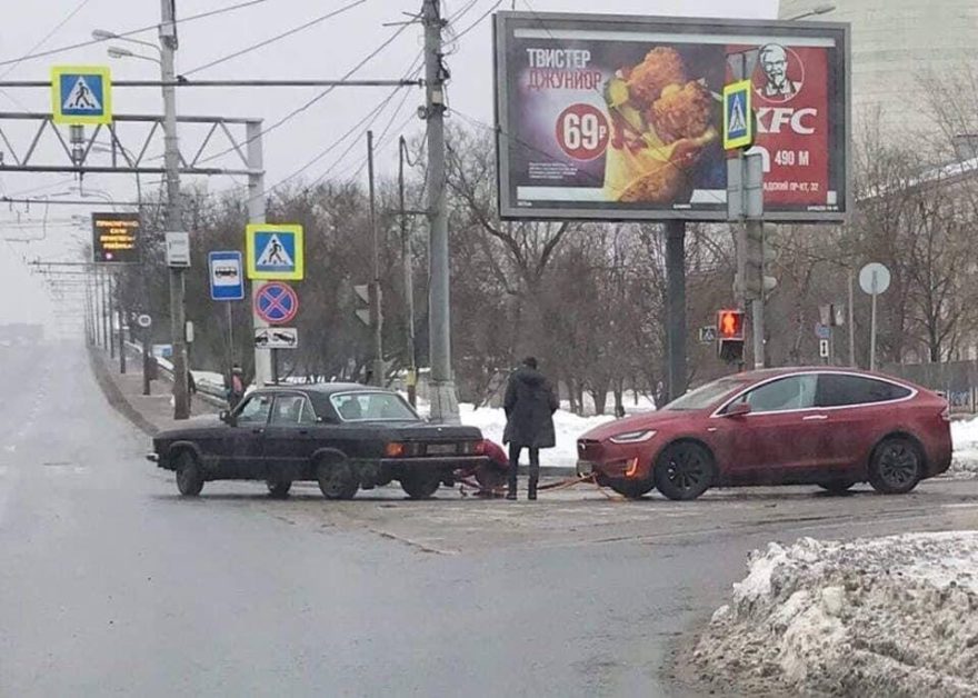 Волга буксирует Tesla