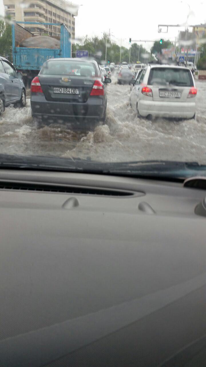 Затопило перекресток Шастри в Ташкенте