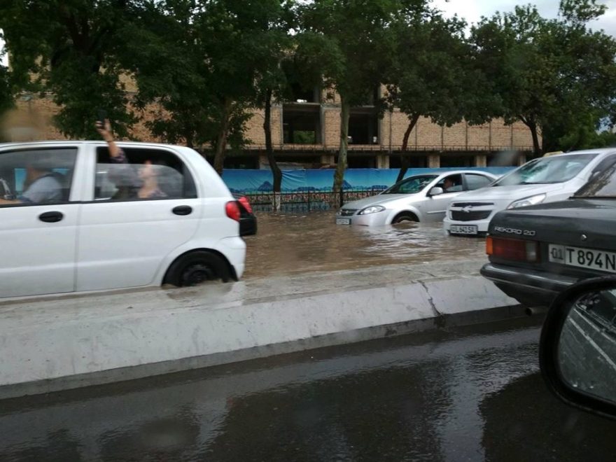 потоп в Ташкенте - машины плывут