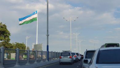 Огромный флаг Узбекистана в Ташкенте на высокой мачте большого флагштока