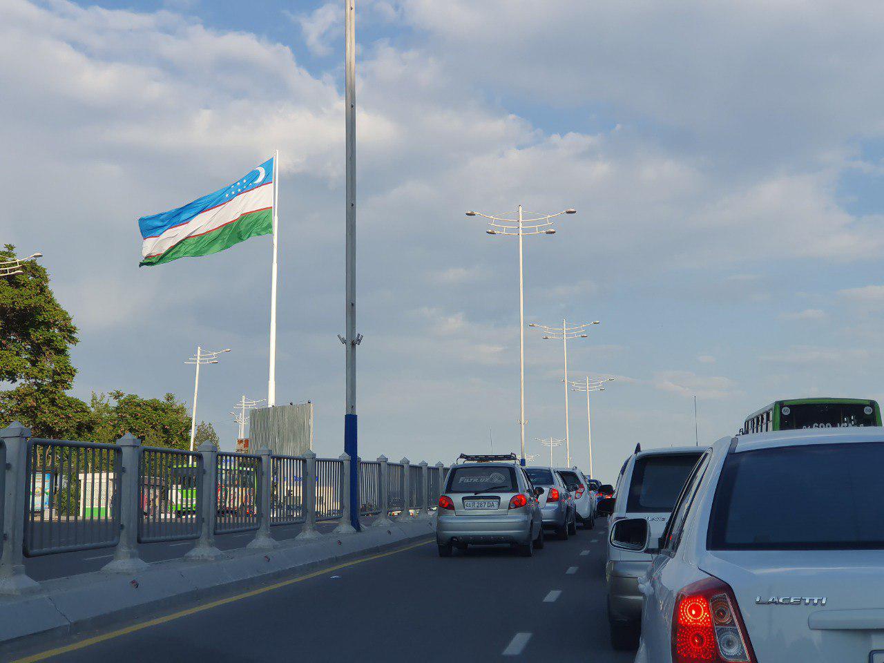 Огромный флаг Узбекистана в Ташкенте на высокой мачте большого флагштока