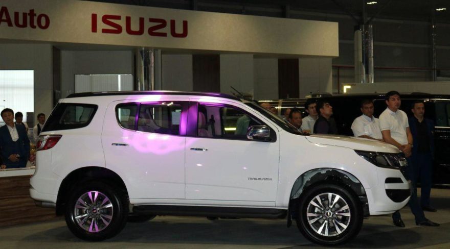 GM Uzbekistan показал Equinox, Trailblazer и Traverse - 2 Показ Chevrolet TrailBlazer в автосалоне GM Uzbekistan