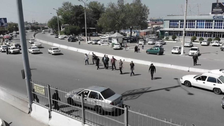 Пешеходы перебегают дорогу в Ташкенте возле базара Ипподром