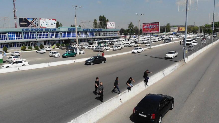 Пешеходы перебегают дорогу в Ташкенте возле Ипподрома