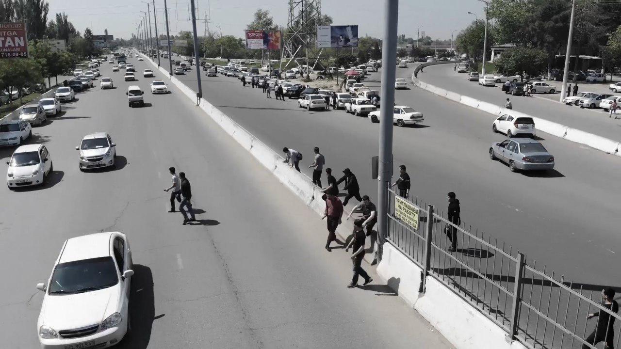 Пешеходы перебегают дорогу в Ташкенте