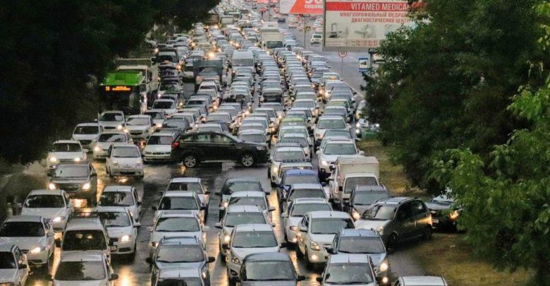 Включенные фары на автомобилях в Ташкенте