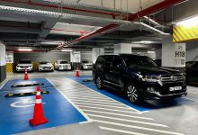 Toyota Land Cruiser с госномером 01722XXX, припаркованный на месте для инвалидов в Tashkent City Mall