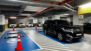 Toyota Land Cruiser с госномером 01722XXX, припаркованный на месте для инвалидов в Tashkent City Mall