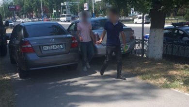 Инспекторы ГАИ начали активно штрафовать водителей, паркующих автомобили на тротуарах фото ГУВД