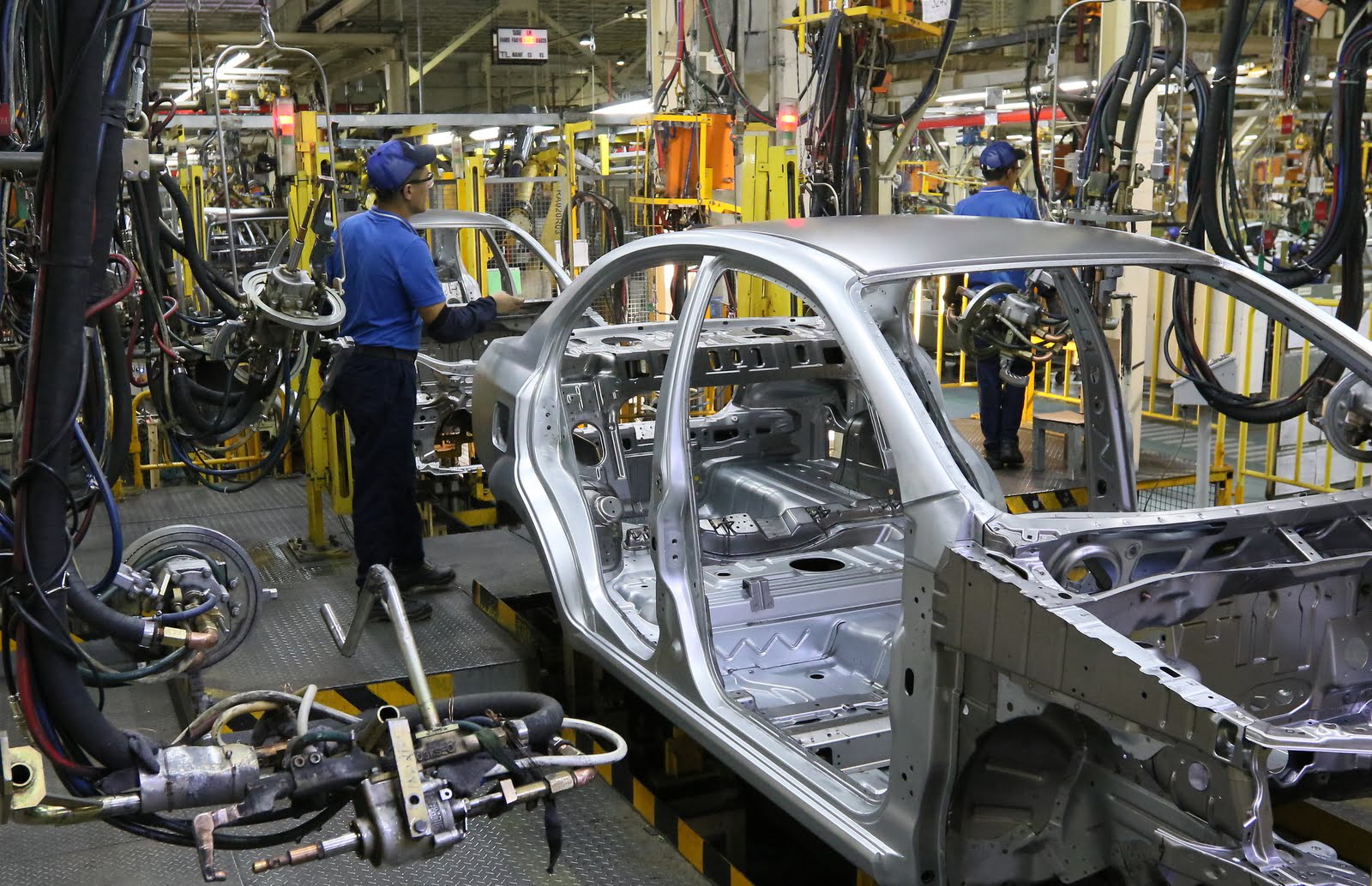 Chevrolet Cobalt снимают с производства Сварочный цех на заводе GM Uzbekistan (UzAuto Motors)