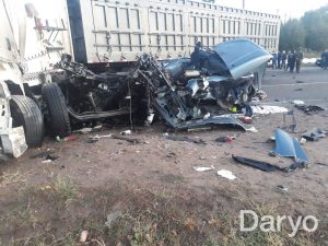 Грузовик протаранил поезд, 2 вагона сошли с рельсов. Погибло 2 человека, движение по дороге Ташкент-Фергана приостановлено Грузовик протаранил поезд, 2 вагона сошли с рельсов. Погибло 2 человека, движение по дороге Ташкент-Фергана приостановлено
