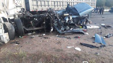 Грузовик протаранил поезд, 2 вагона сошли с рельсов. Погибло 2 человека, движение по дороге Ташкент-Фергана приостановлено - 3