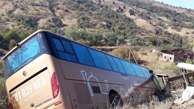 Туристический автобус Golden Dragon съехал с дороги в горах Чимгана. Автобус покатился со склона горы и упал в ущелье.