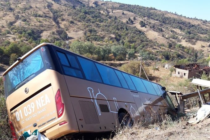 Туристический автобус Golden Dragon съехал с дороги в горах Чимгана. Автобус покатился со склона горы и упал в ущелье.