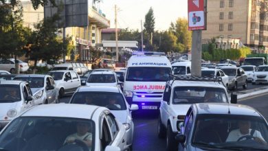 Водители не уступили дорогу "скорой". Из-за этого в аэропорту Ташкента скончался пожилой мужчина Автомобиль скорой помощи в Ташкенте в пробке