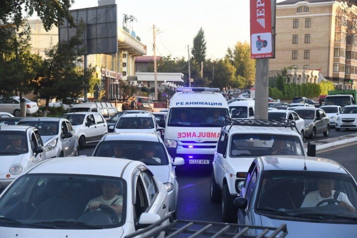 Автомобиль скорой помощи в Ташкенте в пробке