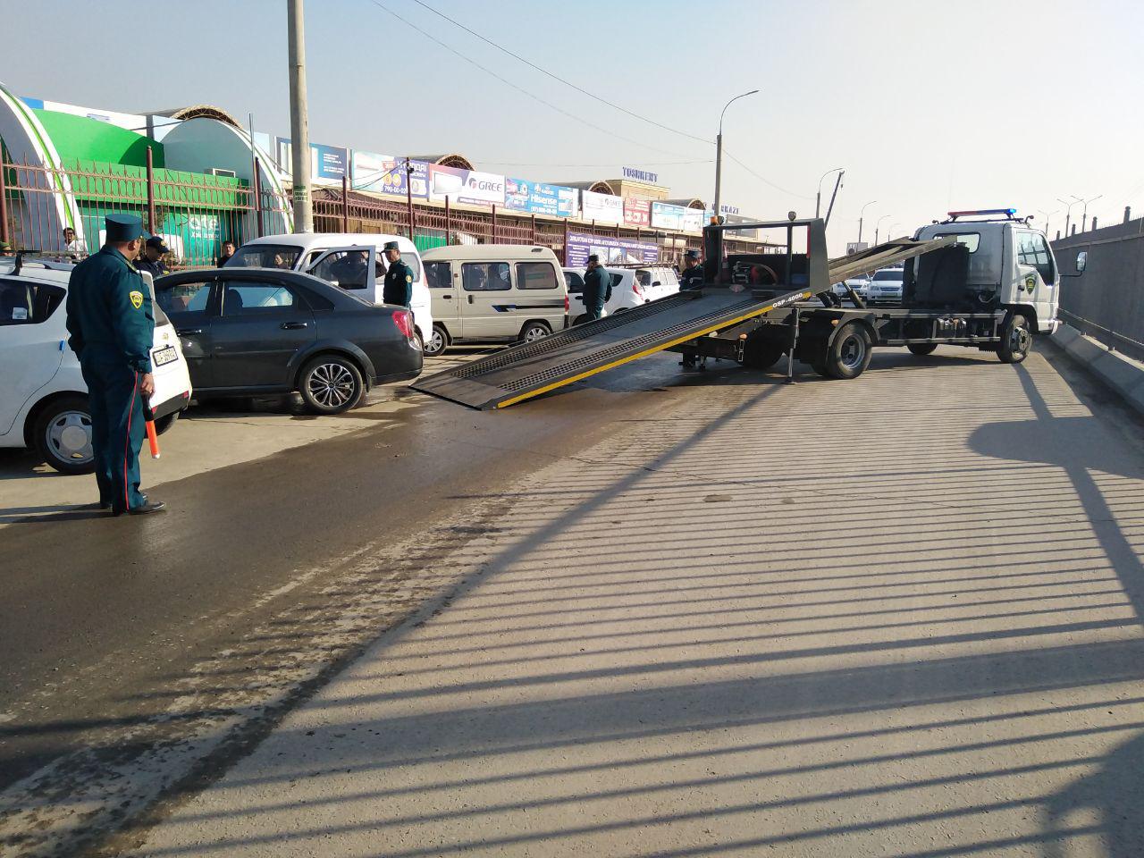 ГАИ эвакуирует неправильно припаркованные автомобили возле ташкентских рынков. При этом, ради эвакуации одной машины был перекрыт проезд "карману". Кроме того, машину просто затянули на эвакуатор, что негативно повлияло на трансмиссию и ручкой тормоз.