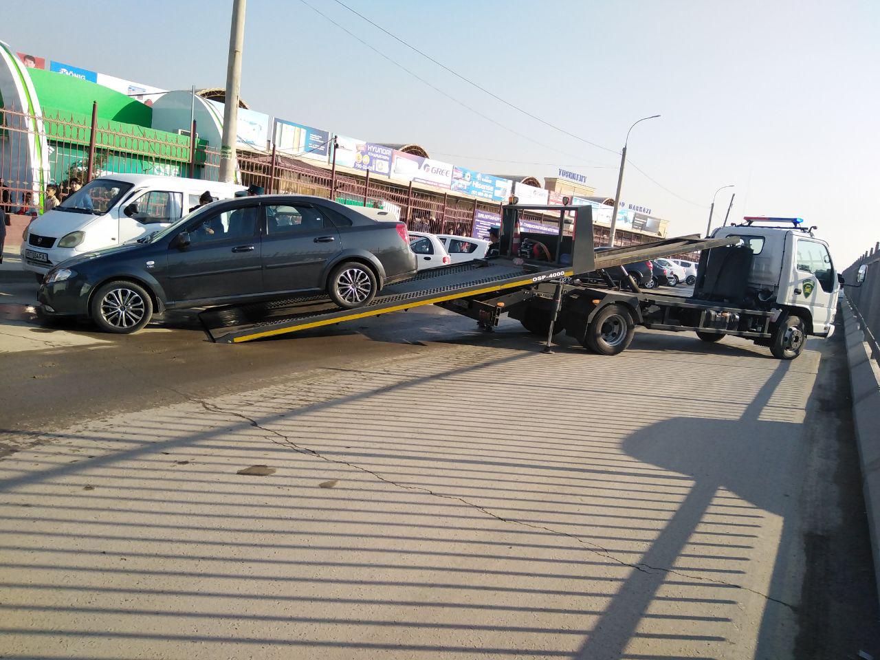 ГАИ эвакуирует неправильно припаркованные автомобили возле ташкентских рынков - 1