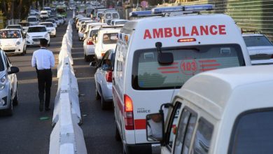 Водители не уступили дорогу "скорой". Из-за этого в аэропорту Ташкента скончался пожилой мужчина Автомобиль скорой помощи в Ташкенте стоит в пробке