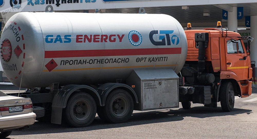 Казахстан запретил вывоз бензина в Узбекистан