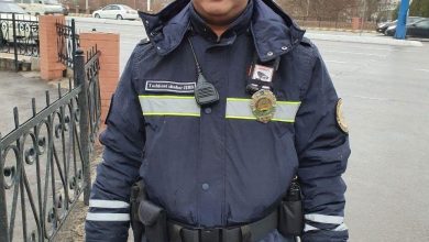 Новая форма сотрудников ГАИ Новая форма инспекторов ГАИ в Узбекистане. Теперь форма темно-синего цвета, шапка заменила зимнюю фуражку, добавлены новые светоотражающие элементы, а также - боди-камера.