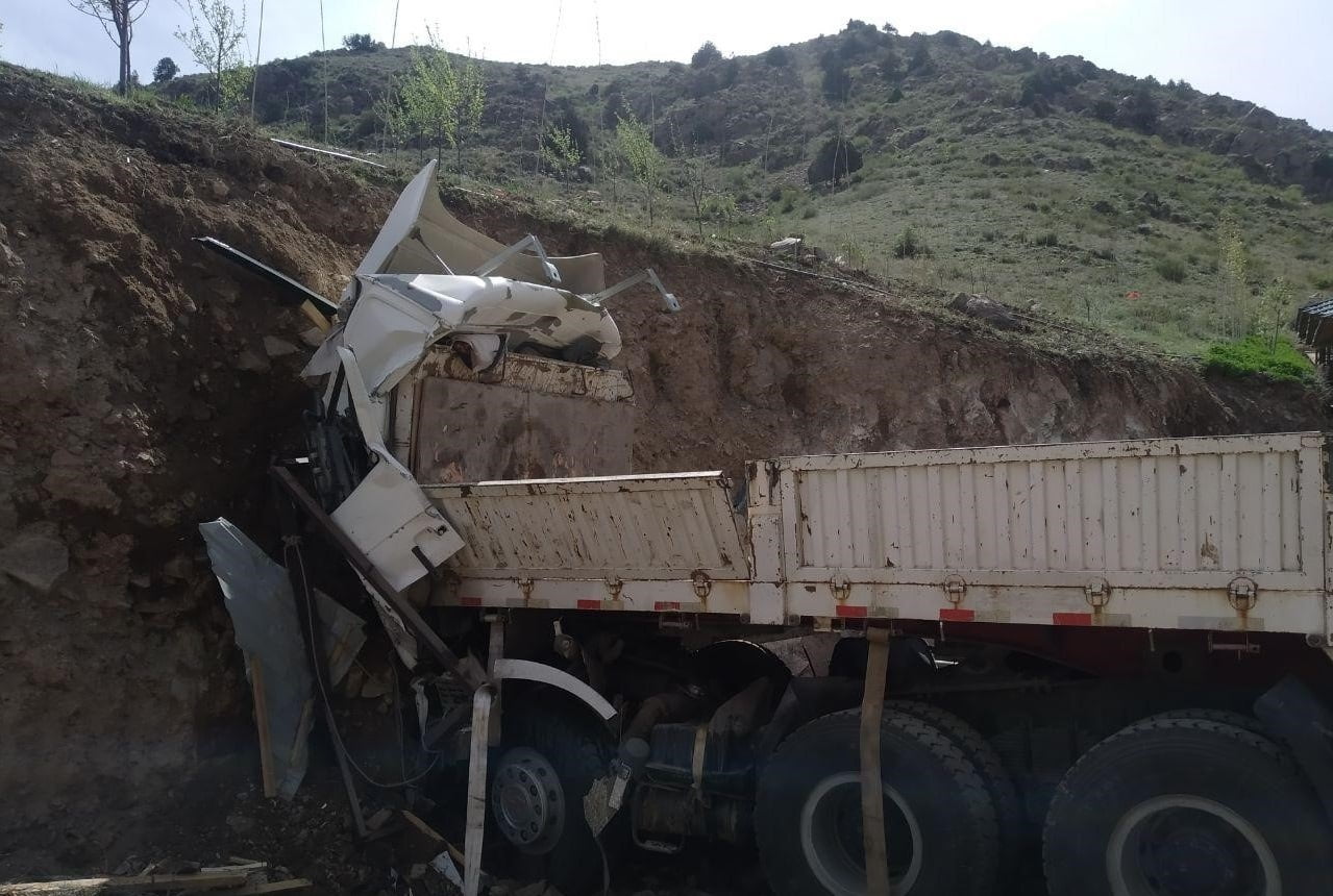 В Ферганской долине грузовик врезался в гору. Водитель погиб. Фото - ГСБДД