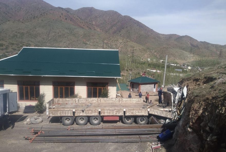 В Наманганской области грузовик врезался в гору