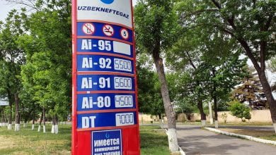 Бензин снова подешевеет. АИ-80 будет стоить 4000 сумов за литр После отмены с 1 мая государственного регулирования цены на самую популярную марку бензина в Узбекистане, его цена на бирже упала на 46%. Цена в рознице снизится на 11%.