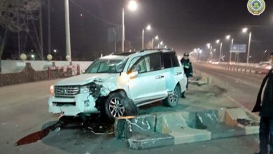Toyota Land Cruiser чуть не раздавил инспекторов ГАИ в Узбекистане (видео) Toyota Land Cruiser киргизскими номерами врезался в бетонное ограждение поста ДПС (Рохат), перевернулся и чуть не задавил инспекторов ГАИ.