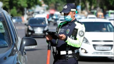 Инспектор ГАИ в Узбекистане через планшент проверяет данные водителя