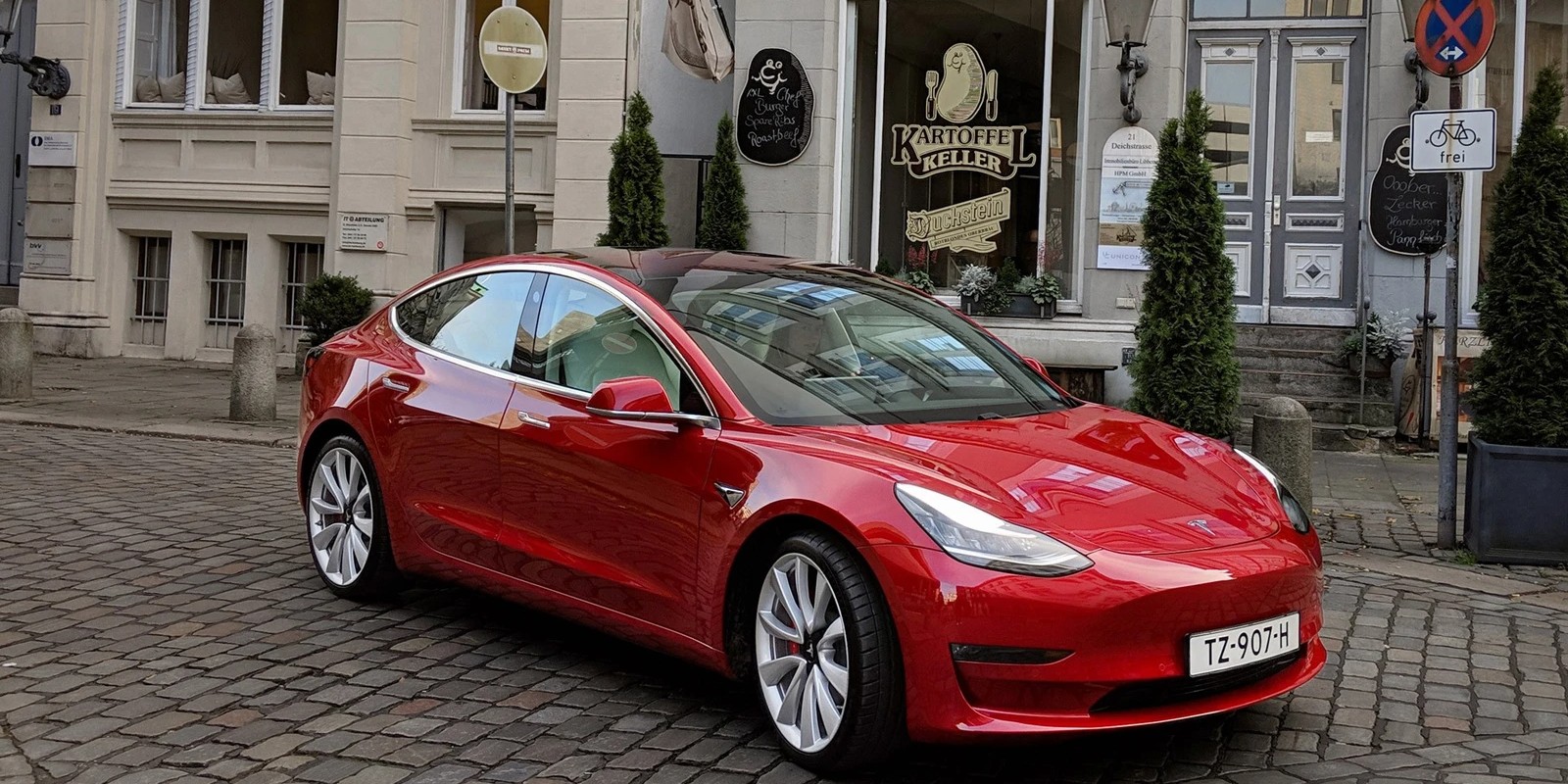 Tesla Model 3 в Германии стоит от 43 тысяч Евро, - это около 50 тысяч долларов.