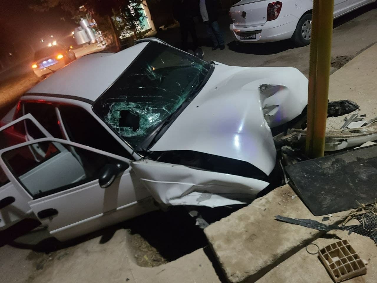 В Сурхандарье произошло ДТП из-за выезда на встречку. От удара не пристёгнутый пассажир пробил головой лобовое стекло