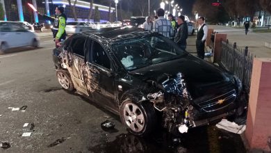 Lacetti врезалась в Spark и перевернулась На площади Хамида Олимджана черная Lacetti врезалась в Spark и перевернулась