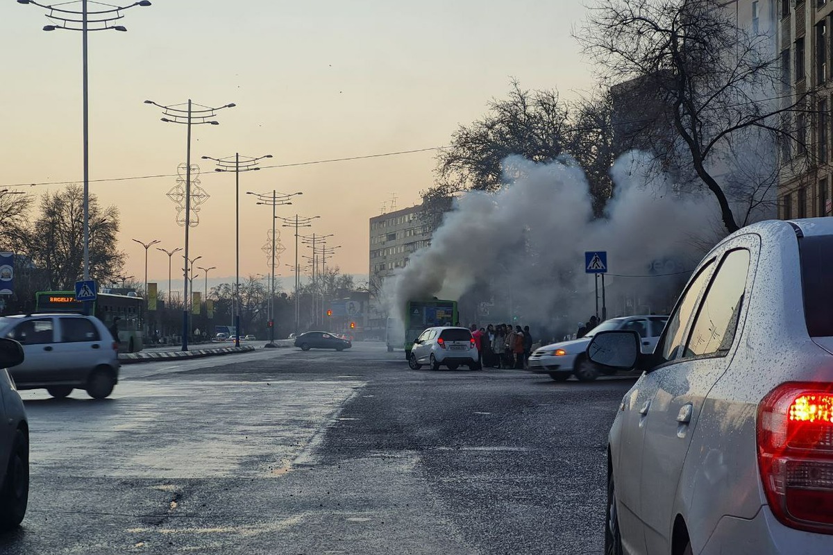 В Ташкенте снова загорелся автобус Mercedes Benz Connecto // фото: https://t.me/KoDnu