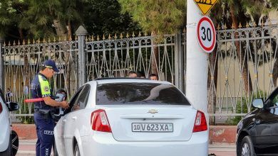 При наличии ID-карты можно ездить без прав, страховки и документов на машину Инспектор ГАИ проверяет документы у водителя Lacetti