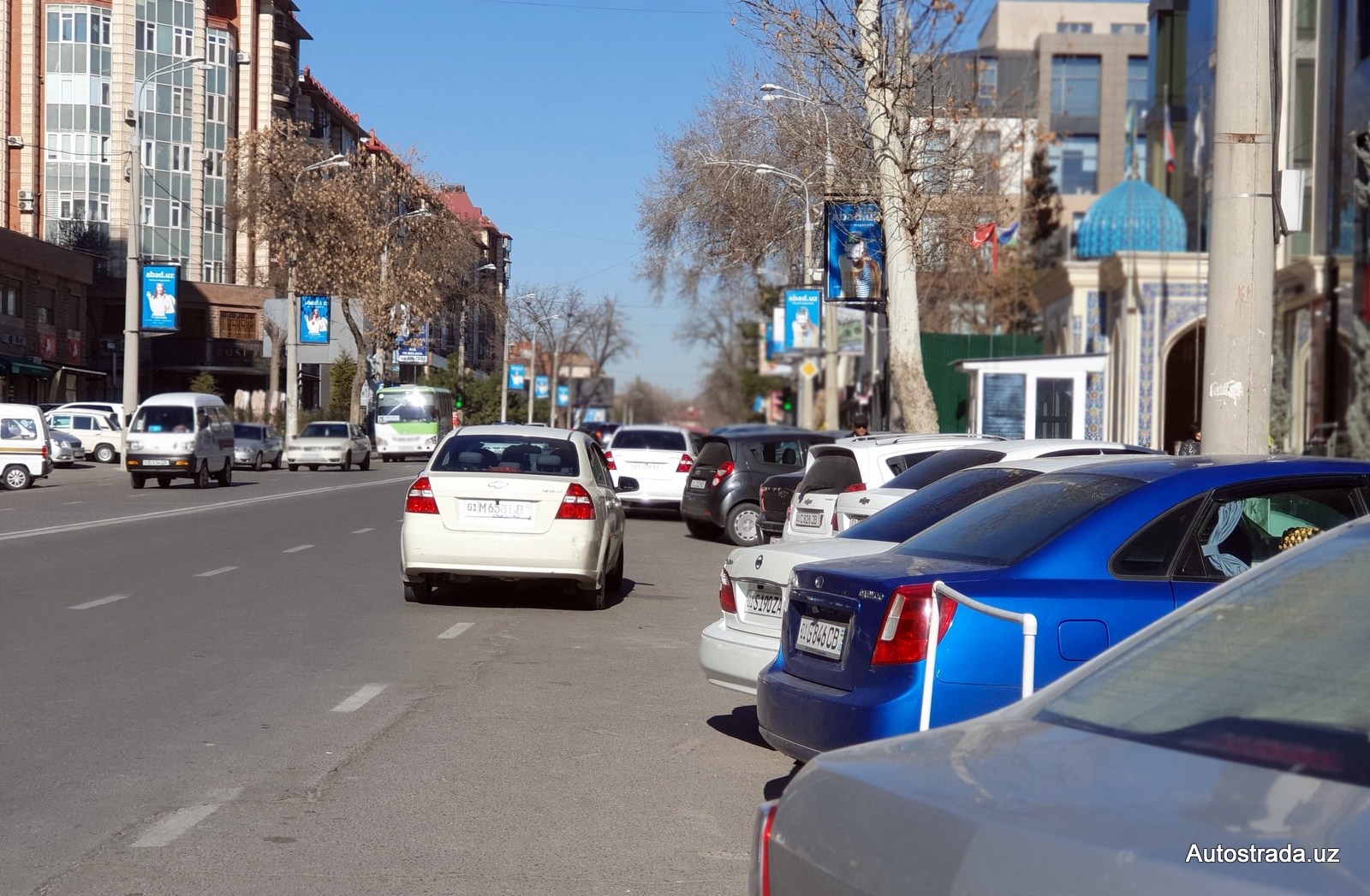 Парковка вдоль улицы Тараса Шевченко в Ташкенте
