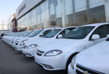 Автомобили Chevrolet Gentra и Cobalt в очереди на выдачу в автосалоне в Ташкенте
