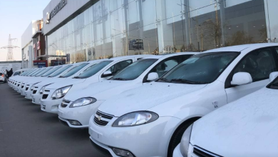Автомобили Chevrolet Gentra и Cobalt в очереди на выдачу в автосалоне в Ташкенте
