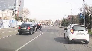 Nexia сбила двух девушек на пешеходном переходе (видео) Nexia сбила двух девушек на пешеходном переходе (видео)