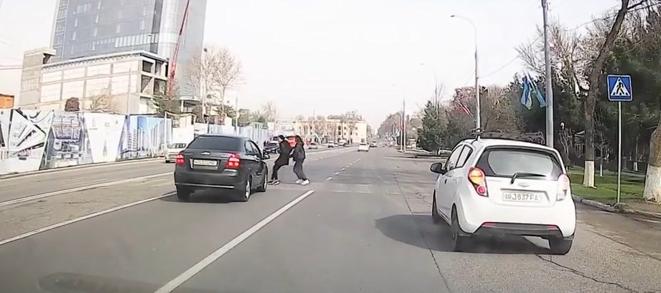 Nexia сбила двух девушек на пешеходном переходе (видео)