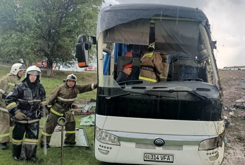 Автобус с гражданами Узбекистана перевернулся в Казахстане