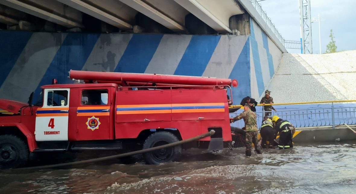 МЧС откачивает воду с затопленных улиц Ташкента