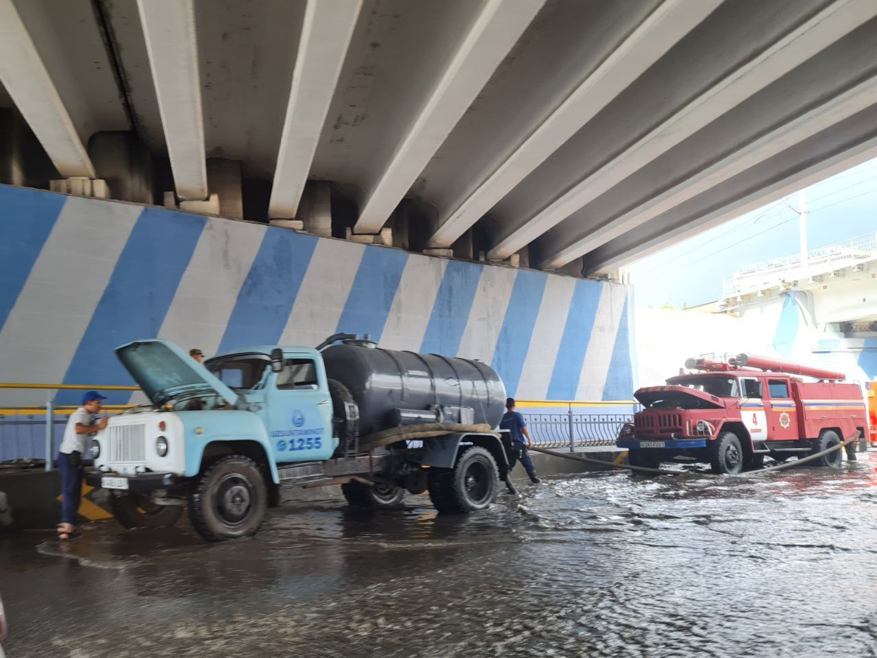 МЧС откачивает воду с затопленных улиц Ташкента - 1