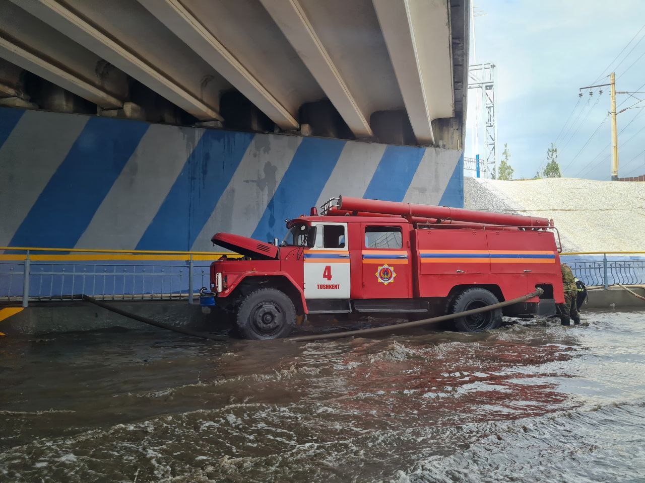 МЧС откачивает воду с затопленных улиц Ташкента - 3